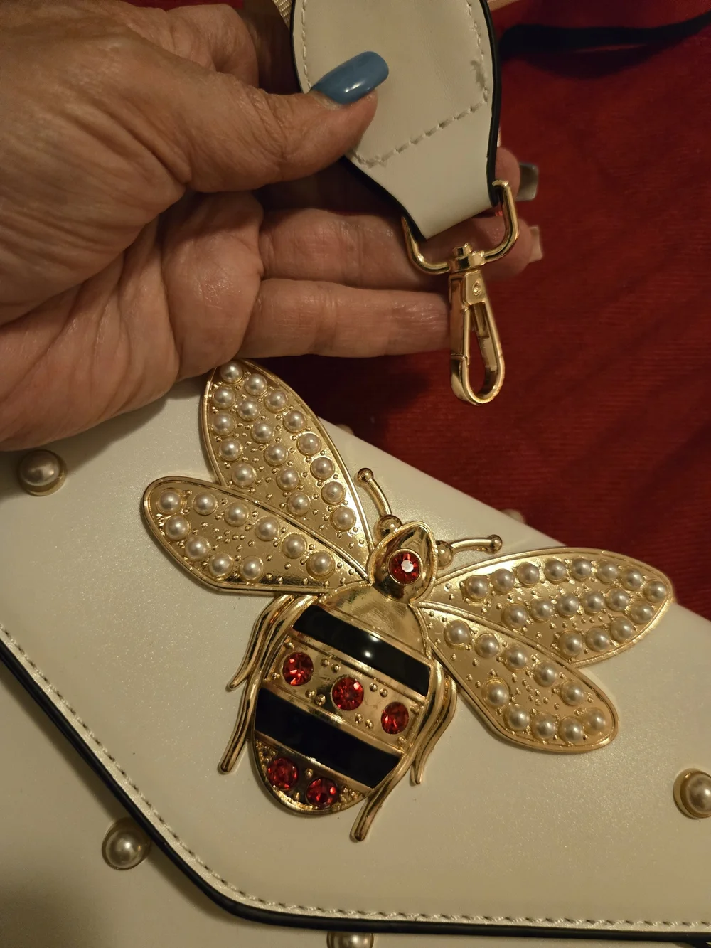 White Bee-Embellished Chain Shoulder Bag